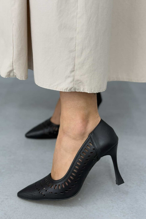 KËPUCE NJË NGJYRËSHE ME TAKË NË NGJYRËN E ZEZË - 6