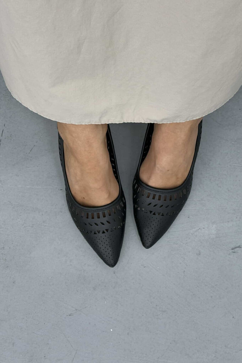 KËPUCE NJË NGJYRËSHE ME TAKË NË NGJYRËN E ZEZË - 7