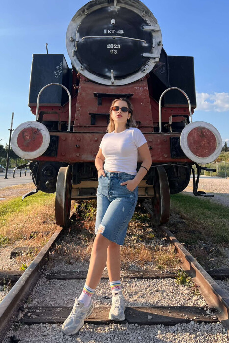 KNEE LENGTH SCRATCHES WOMEN SHORTS BLUE/BLU - KLAUDIO FASHION