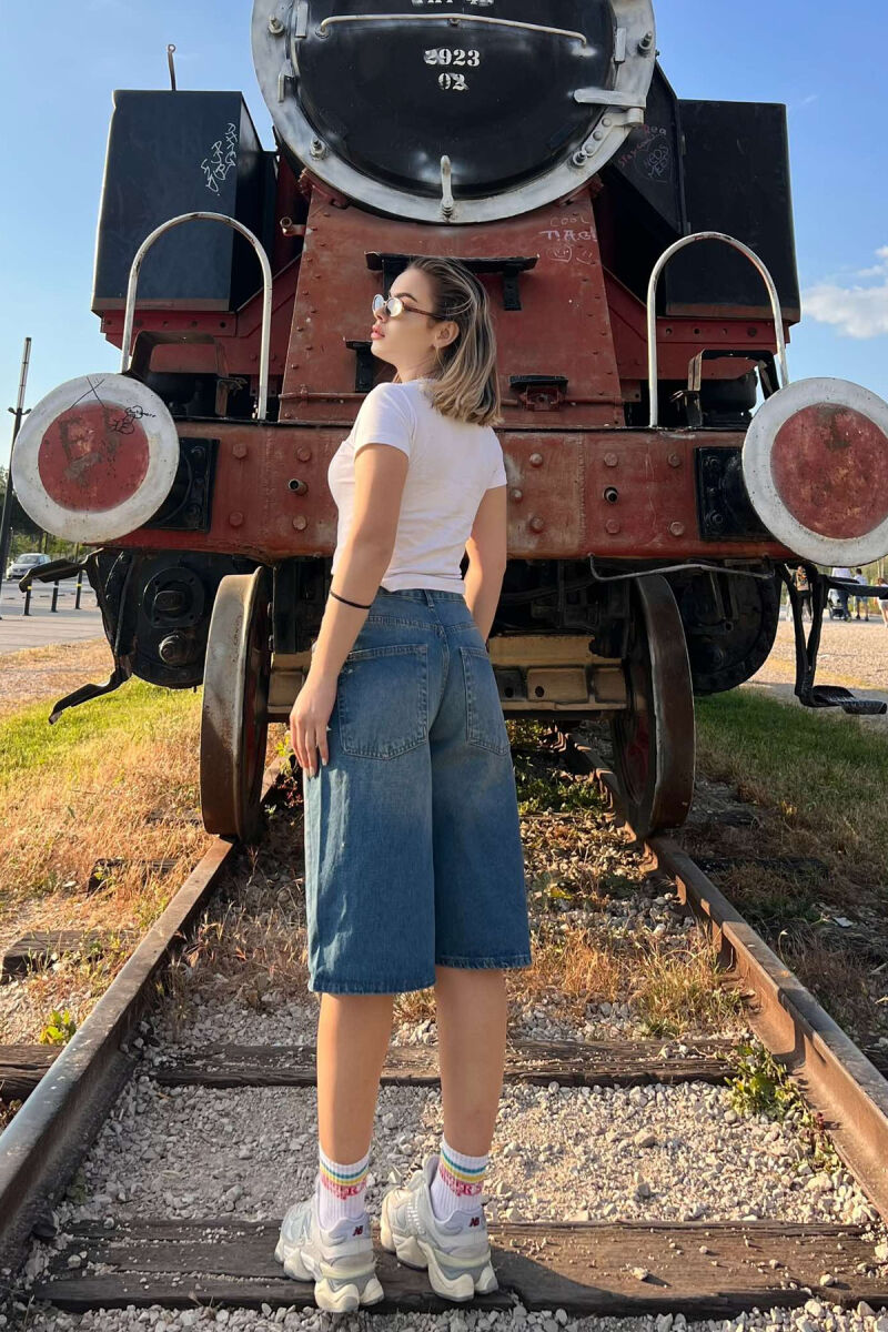 KNEE LENGTH SIMPLE WOMEN SHORTS BLUE/BLU - 2