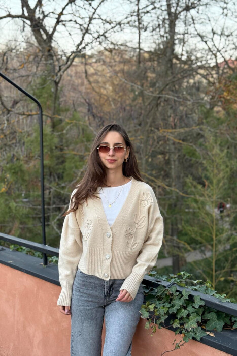 PULOVËR E THURRUR ME DIZAJN ME LULE PËR FEMRA NË NGJYRË KREM - KLAUDIO FASHION