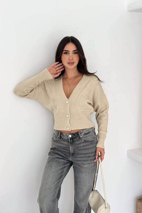 PULOVËR E THURRUR ME DIZAJN ME LULE PËR FEMRA NË NGJYRË KREM - KLAUDIO FASHION