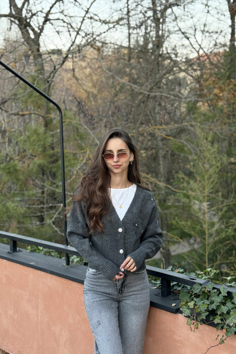 PULOVËR E THURRUR ME DIZAJN ME LULE PËR FEMRA NË NGJYRË GRI TË ERRËT - KLAUDIO FASHION