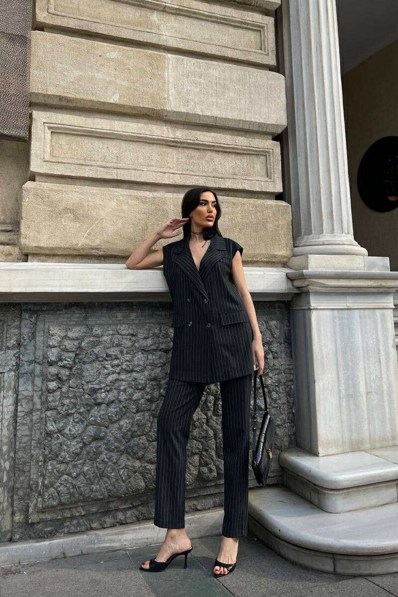 KOSTUM I THJESHTE NJË NGJYRËSH JELEK +PANTALLONA ME VIJA PËR FEMRA NË NGJYRËN GRI E ERRËT - 1