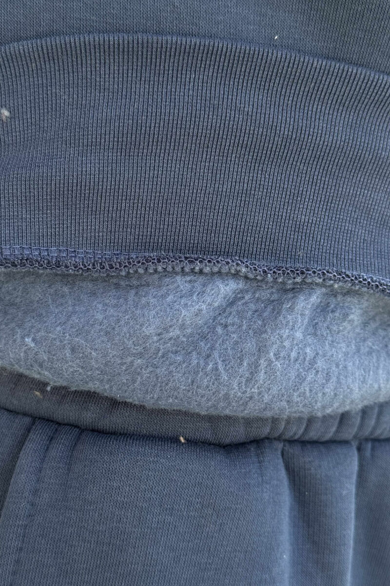 KOSTUM ME PUSH BLUZË ME JAKË TË RRUMBULLAKËT+TUTA PËR MESHKUJ NË NGJYRË BLU TË ERRËT - 4