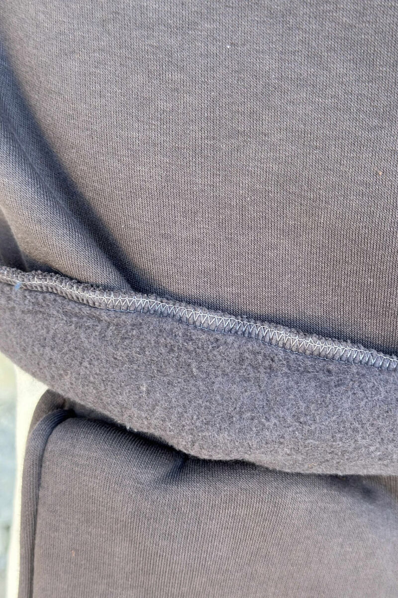 KOSTUM ME PUSH BLUZË + TUTA ME SHKRIME PARA PËR MESHKUJ NË NGJYRËN GRI TË ERRËT - 4