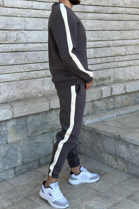 KOSTUM ME PUSH BLUZË + TUTA ME SHKRIME PARA PËR MESHKUJ NË NGJYRËN GRI TË ERRËT - 2