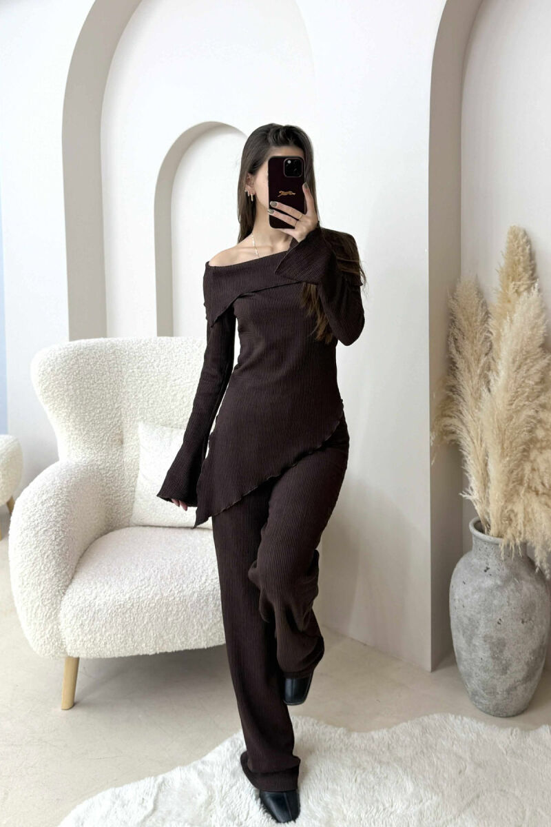 KOSTUM NJE NGJYRESH BLUZE ME SUPET JASHTE+PANTALLONA PER FEMRA NE NGJYRE KAFE TE ERRET - 1