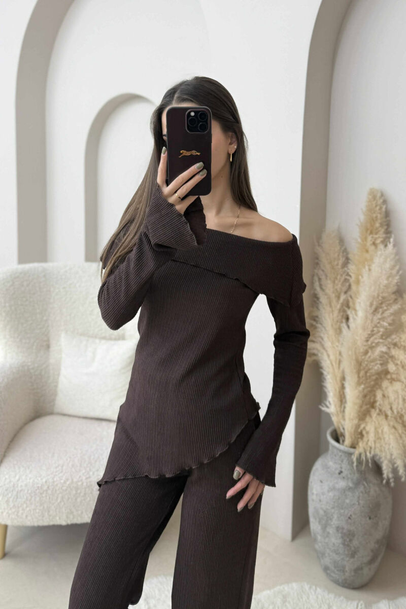 KOSTUM NJE NGJYRESH BLUZE ME SUPET JASHTE+PANTALLONA PER FEMRA NE NGJYRE KAFE TE ERRET - 5