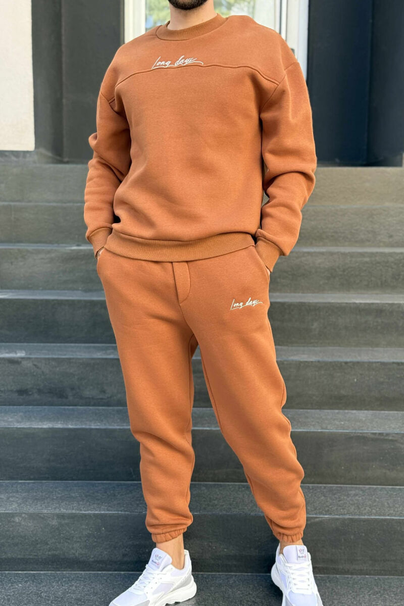 KOSTUM NJË NGJYRËSH BLUZË+TUTA PËR MESHKUJ NË NGJYRËN KAFE - 1