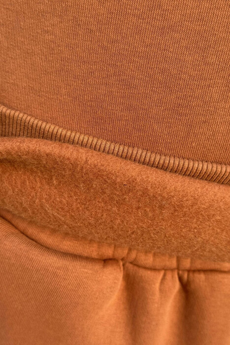 KOSTUM NJË NGJYRËSH BLUZË+TUTA PËR MESHKUJ NË NGJYRËN KAFE - 2