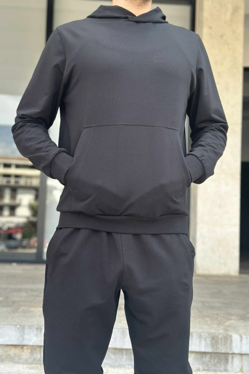 KOSTUM NJËNGJYRËSH HOODIE+TUTA PËR MESHKUJ NË NGJYRË TË ZEZË - 3