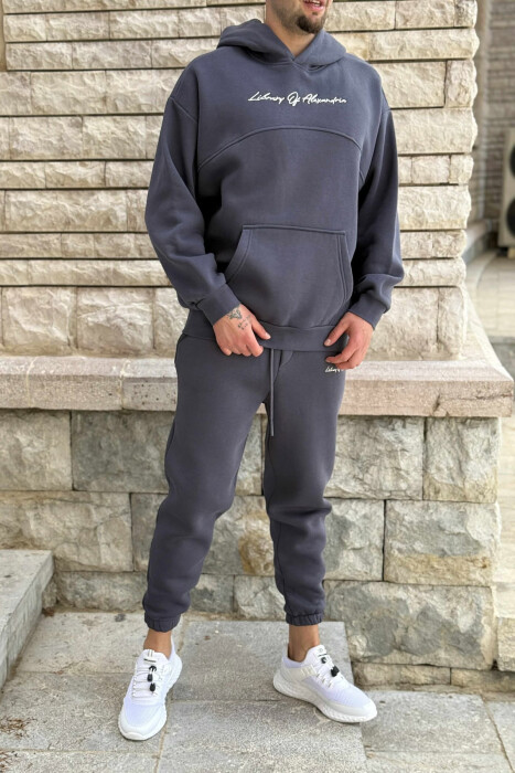 KOSTUM NJË NGJYRËSH ME PUSH HOODIE+TUTA PËR MESHKUJ NË NGJYRË GRI TË ERRËT 