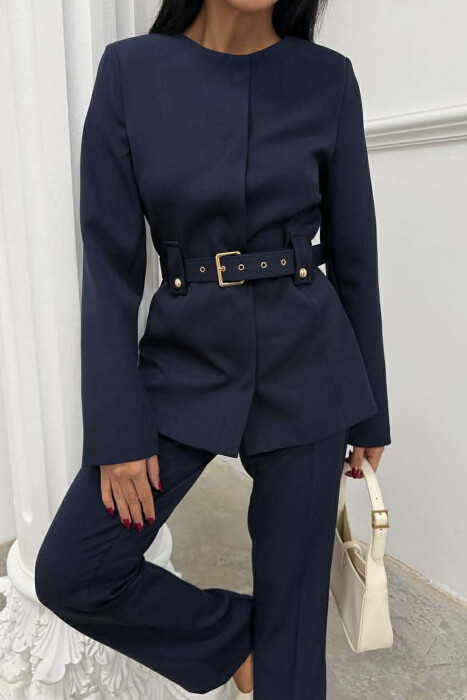 KOSTUM NJË NGJYRËSH XHAKETË ME RRIP+PANTALLONA PËR FEMRA NË NGJYRE BLU - 3