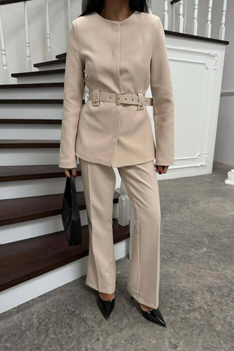 KOSTUM NJË NGJYRËSH XHAKETË ME RRIP+PANTALLONA PËR FEMRA NË NGJYRE KREM - 3