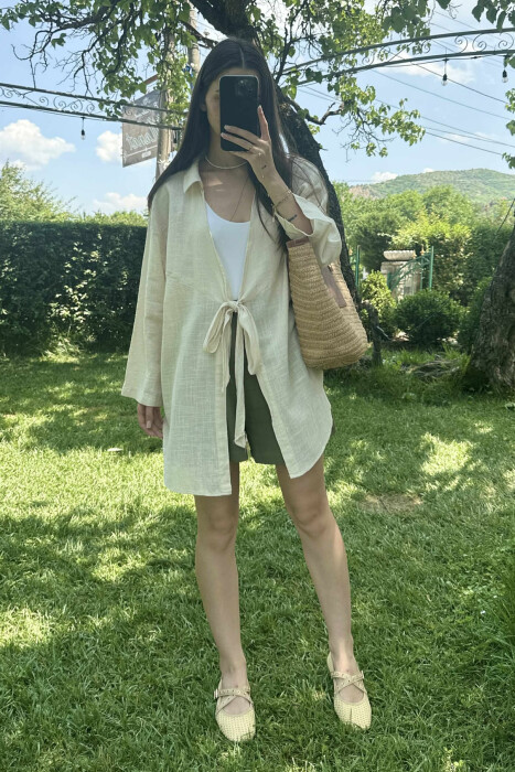 KËMISHE NJË NGJYRËSHE ME DETAJIN E LIDHSES PËR FEMRA NË NGJYRËN KREM 