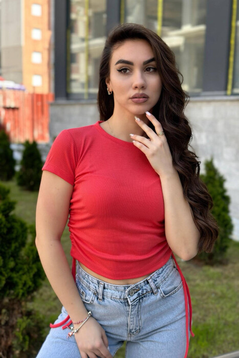 T-SHIRT ME LIDHËSE PËR FEMRA NË NGJYRËN SALMON 
