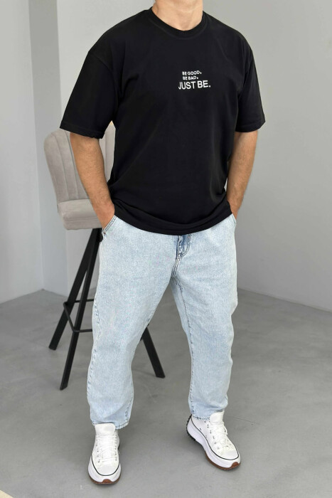 T-SHIRT I THJESHTË ME SHKRIME PËR MESHKUJ NË NGJYRËN E ZEZË 