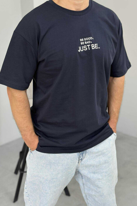 T-SHIRT I THJESHTË ME SHKRIME PËR MESHKUJ NË NGJYRËN BLU E ERRËT 