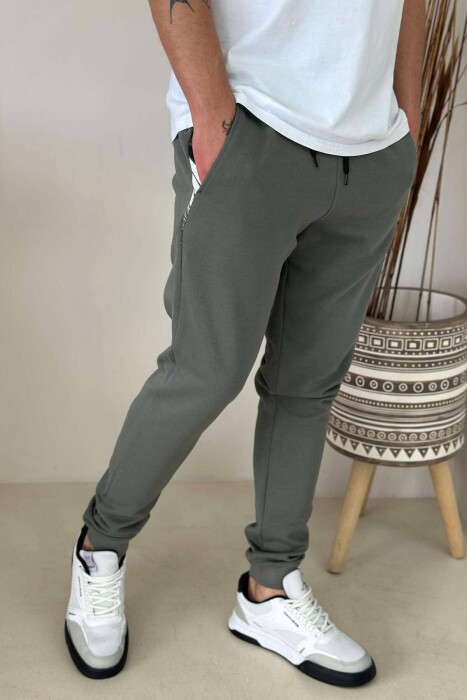 LITTLE WRITTINGS MEN SWEATPANTS IN GREEN COLOR 