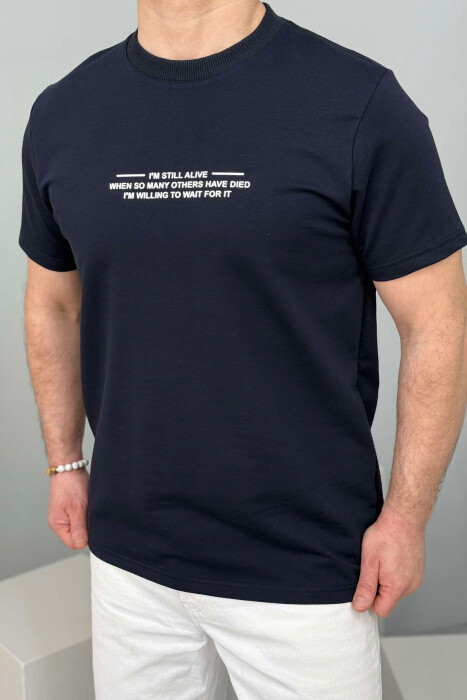 T-SHIRT ME SHKRIME PËR MESHKUJ NË NGJYRËN BLU E ERRËT 