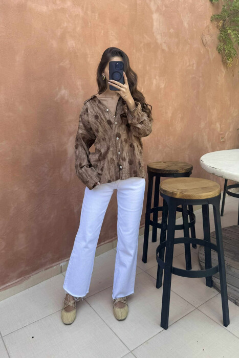 KËMISHË ME DIZANJE TË THJESHTA DHE MËNGË TË GJATA PËR FEMRA NË NGJYRËN KAFE 