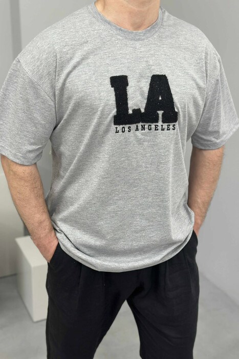T-SHIRT ME SHKRIME PËR MESHKUJ NË NGJYRËN GRI 