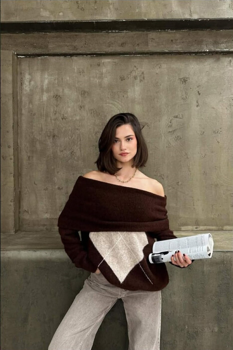 OFF SHOULDERS RHOMBUS DESIGN WOMEN SWEATER DARK BROWN/KAE - 2