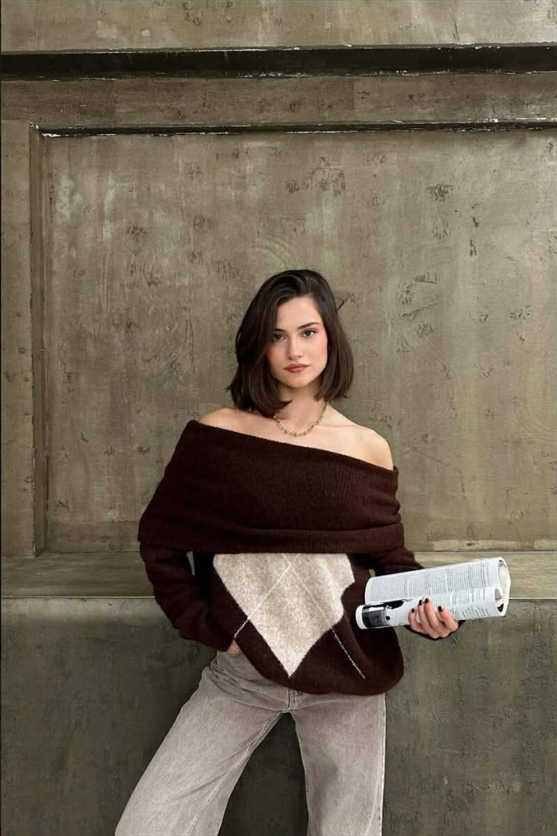 OFF SHOULDERS RHOMBUS DESIGN WOMEN SWEATER DARK BROWN/KAE - 2