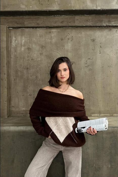 OFF SHOULDERS RHOMBUS DESIGN WOMEN SWEATER DARK BROWN/KAE - 5