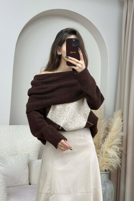 OFF SHOULDERS RHOMBUS DESIGN WOMEN SWEATER DARK BROWN/KAE - 2