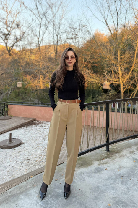 PANTALLONA NJË NGJYRËSHE ME DETAJIN E RRIPIT PËR FEMRA NË NGJYRËN BEZHË - KLAUDIO FASHION