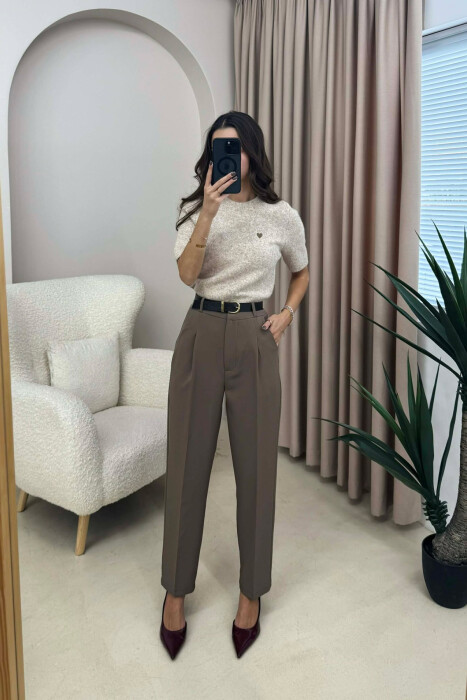 PANTALLONA NJË NGJYRËSHE ME DETAJIN E RRIPIT PËR FEMRA NË NGJYRË KAFE TË ZBARDHUR - KLAUDIO FASHION