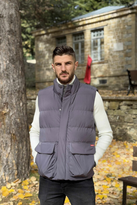 JELEK NJË NGJYRËSH ME ZINXHIR DHE ME DETAJIN E XHEPAVE PËR MESHKUJ NË NGJYRË GRI - KLAUDIO FASHION