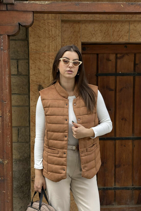 ONE COLOR BUTTON UP CHAMOIS PUFFER WOMEN VEST WITH POCKETS BROWN/KAFE - KLAUDIO FASHION
