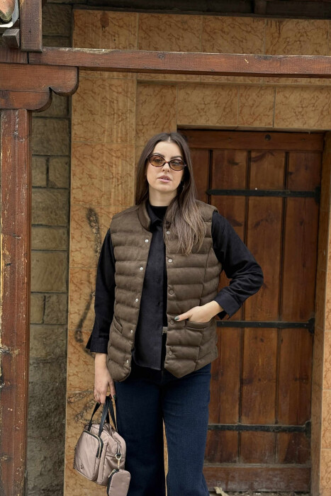 ONE COLOR BUTTON UP CHAMOIS PUFFER WOMEN VEST WITH POCKETS DARK GREEN/JEE - KLAUDIO FASHION