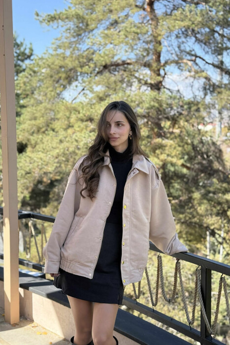 XHAKETË NJË NGJYRËSHE ME BUTONA DHE ZINXHIR PËR FEMRA NË NGJYRË BEZHË 