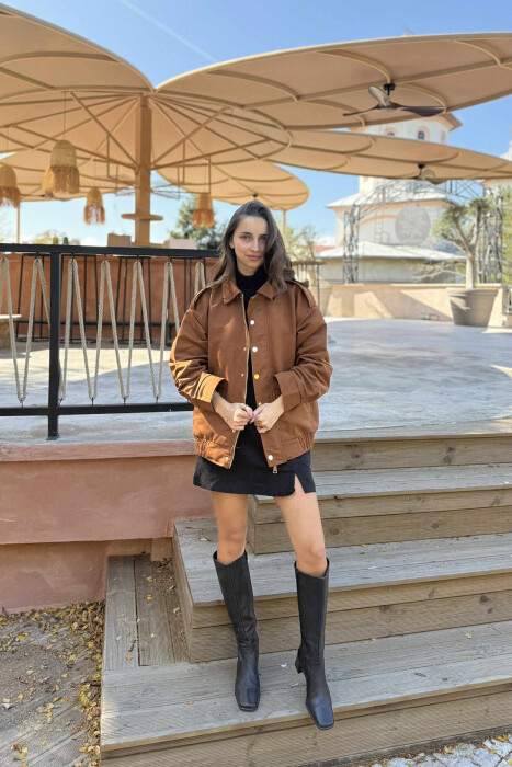 XHAKETË NJË NGJYRËSHE ME BUTONA DHE ZINXHIR PËR FEMRA NË NGJYRË KAFE 