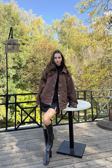 XHAKETË NJË NGJYRËSHE ME BUTONA DHE ZINXHIR PËR FEMRA NË NGJYRË KAFE TË ERRËT - KLAUDIO FASHION