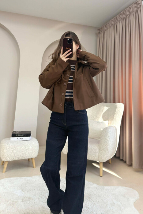 PALLTO E SHKURTER NJE NGJYRESHE ME BUTONA PER FEMRA NE NGJYRE KAFE - KLAUDIO FASHION