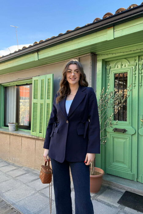 XHAKETE NJE NGJYRESHE ME BUTONA PER FEMRA NE NGJYRE BLU TE ERRET - KLAUDIO FASHION