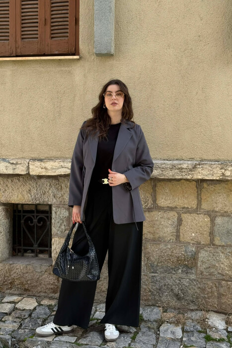 XHAKETE NJE NGJYRESHE ME BUTONA PER FEMRA NE NGJYRE GRI TE ERRET 