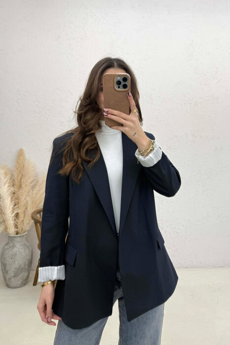 XHAKETË KLASIKE NJË NGJYRËSHE PËR FEMRA NË NGJYRE BLU 