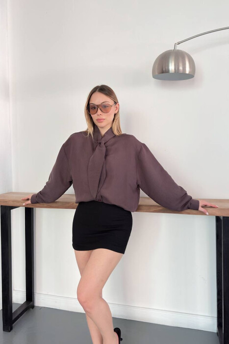 KEMISHE NJE NGJYRESHE ME DETAJIN E KOLLARES PER FEMRA NE NGJYRE KAFE - KLAUDIO FASHION