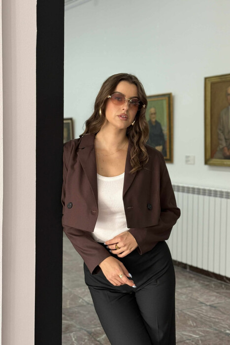 XHAKETË KLASIKE E SHKURTËR NJË NGJYRËSHE PËR FEMRA NË NGJYRËN KAFE - 