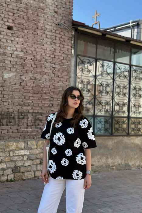 T-SHIRT NJE NGJYRESH ME DIZJAN PER FEMRA NE NGJYRE TE ZEZE + 6 PALE ÇORAPE DHURATE 