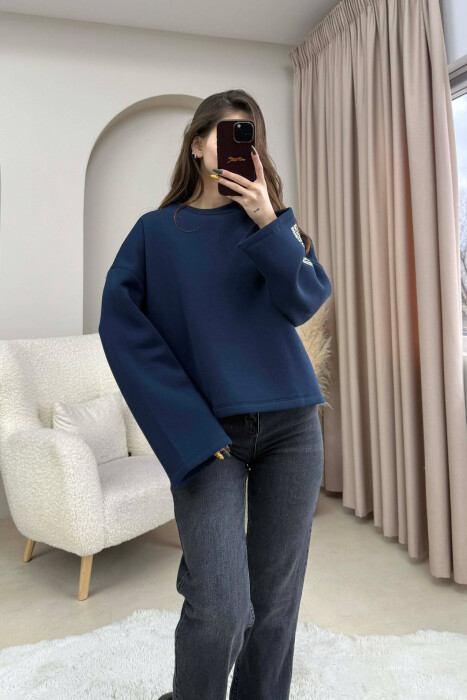 ONE COLOR FLUFFY BACK WRITTINGS WOMEN SWEATSHIRT DARK BLUE/BEE - KLAUDIO FASHION
