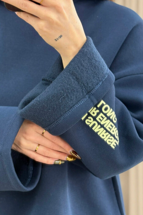 ONE COLOR FLUFFY BACK WRITTINGS WOMEN SWEATSHIRT DARK BLUE/BEE - 5