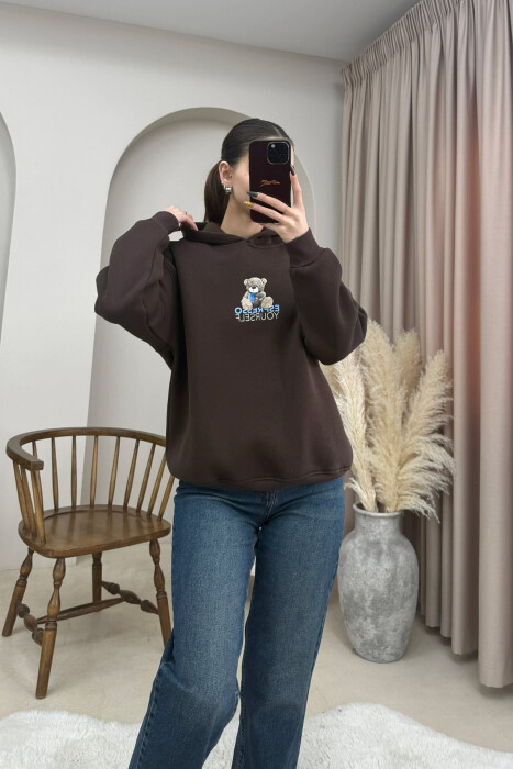 HOODIE NJE NGJYRESHE ME PUSH DHE ME IMAZHIN E ARUSHIT PER FEMRA NE NGJYRE KAFE - KLAUDIO FASHION