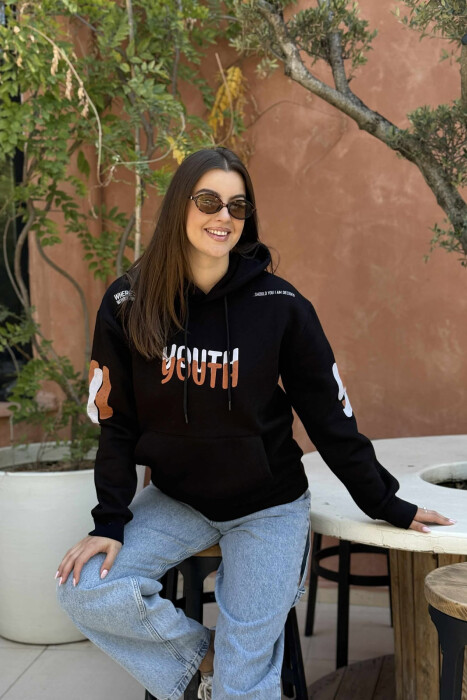 HOODIE NJËNGJYRËSHE ME PUSH DHE SHKRIM PËR FEMRA NË NGJYRËN E ZEZË 